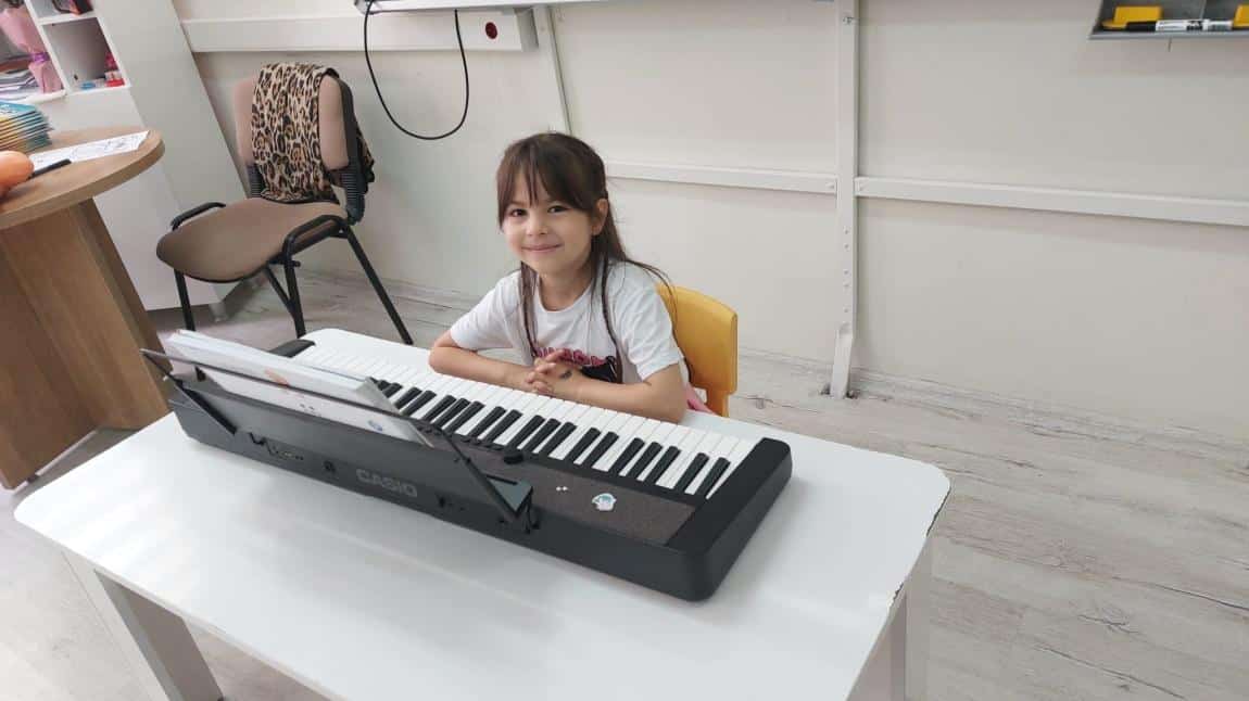 Minik Yetenek Nil Bilge’den Sınıf Arkadaşlarına Mini Piyano Konseri